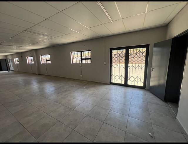1,214M² WAREHOUSE TO LET IN COSMO BUSINESS PARK